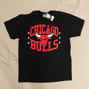 Urban Outfitters Chicago Bulls T-Shirt (Large; New)